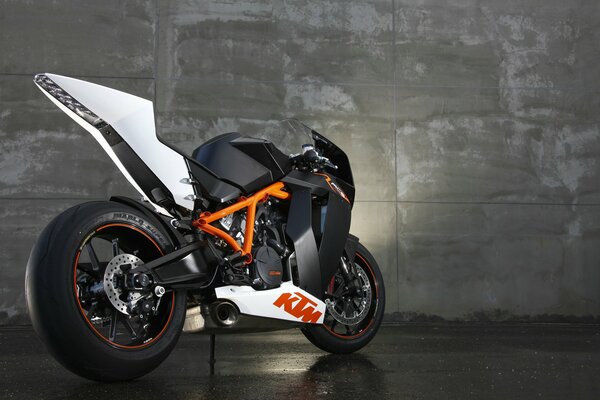 Ktm rc8 sportbike se dresse sur fond de mur de béton