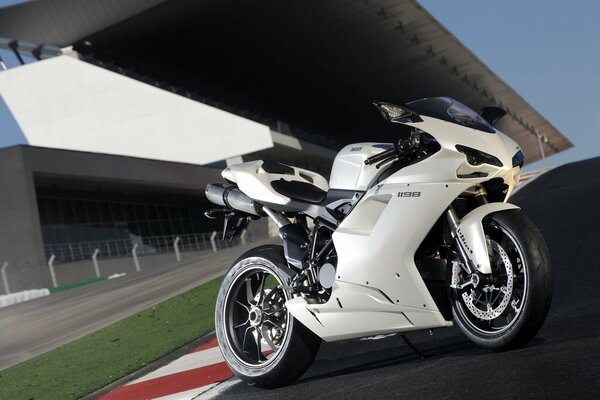 Ducati 1198 sportbike weiß