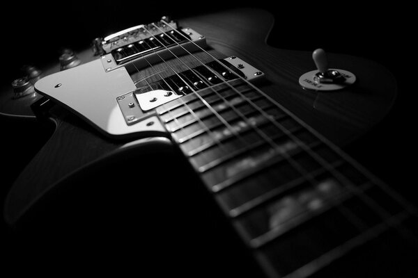 Belle photo d angle de guitare sur fond sombre