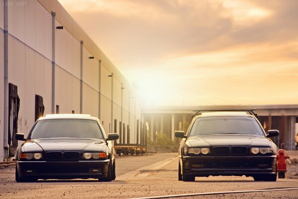 Der BMW der siebten Serie fährt bei Sonnenuntergang