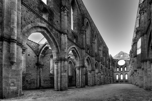 Schwarz-Weiß-Foto von düsteren Kirchenruinen