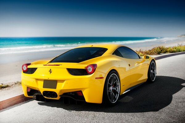 Ferarri giallo vicino al mare