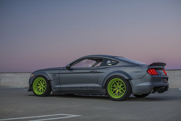 Ford Mustang negro con Llantas verdes