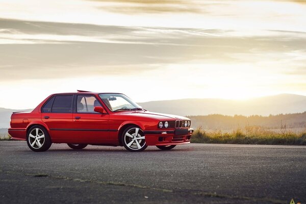 Voiture BMW m3 sur fond de coucher de soleil