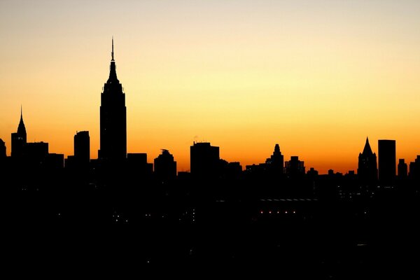 Il tramonto e le luci hanno creato un contorno chiaro per la città