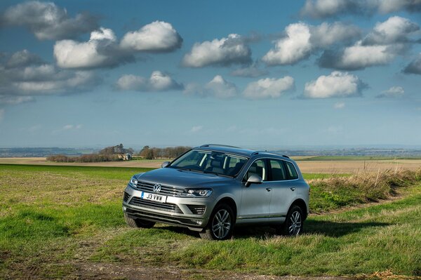 Paysage avec volkswagen touareg se gris