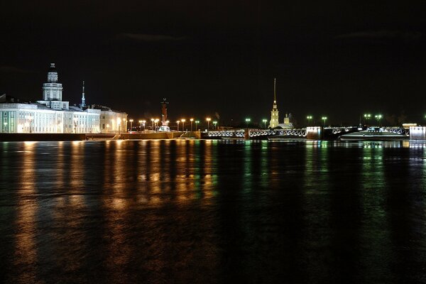 Night Peter is reflected in the Neva