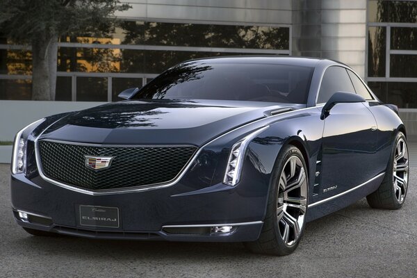 Cadillac noire de 5ème génération sur fond de bâtiment