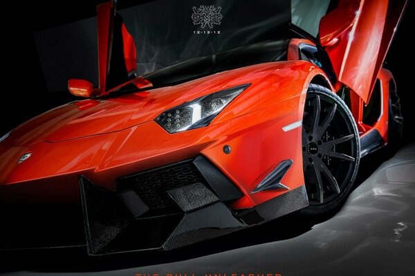 Lamborghini rojo con puertas abiertas