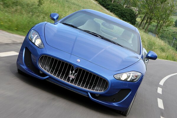 La Maserati sportive se précipite sur la route des ancêtres