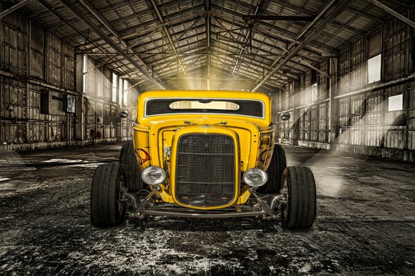 Gelber Oldtimer Hot Rod im Hangar