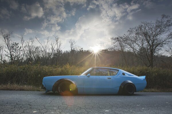 Blauer Nissan in der untergehenden Sonne