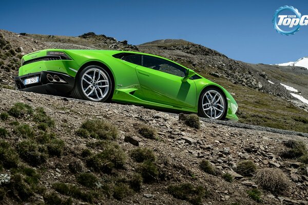 Lime Lamborghini Huracán in montagna