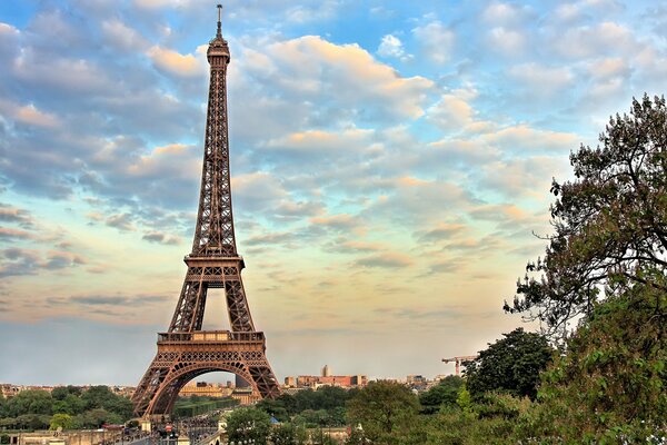 Tour Eiffel à Paris le matin