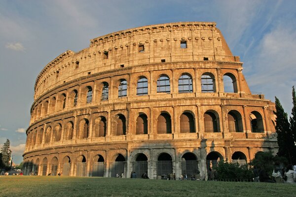 Il maestoso edificio del Colosseo al tramonto delizia