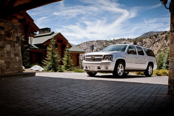 2013 Chevrolet-Auto in der Nähe des Hauses