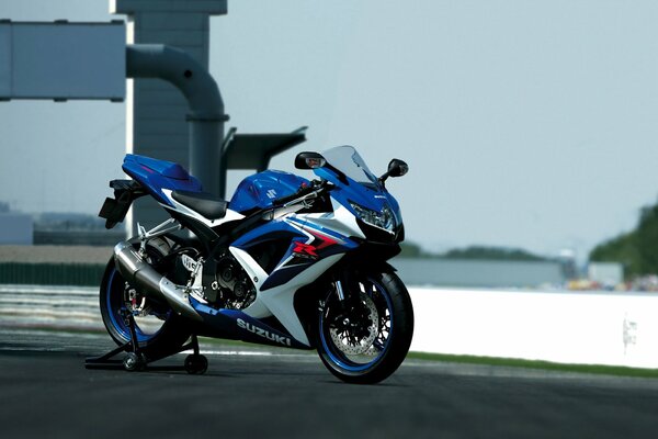 Suzuki gsx-r 750 in Blau