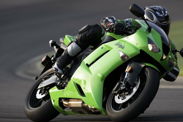 Moto verde en la pista de carreras