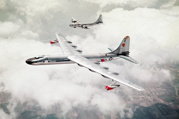 Militärische Ausrüstung fliegt in den Wolken