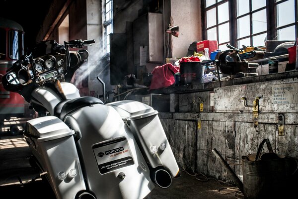 Moto démontée dans un vieux garage