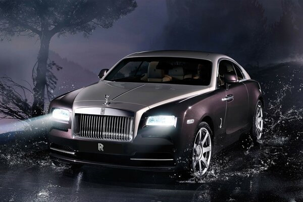 Fantasma Rolls-Royce 2014 sotto la pioggia