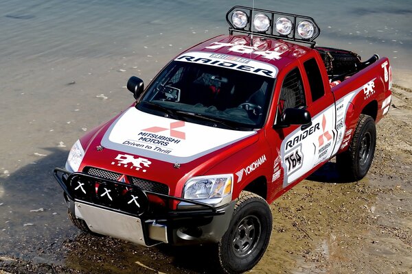 Fondos de pantalla de coche Mitsubishi raider