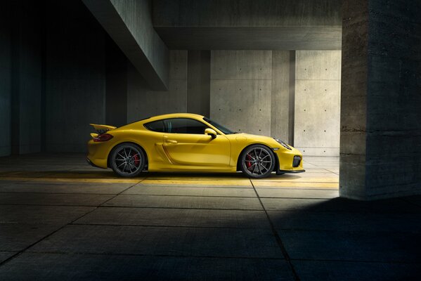 Supercar jaune dans un parking couvert