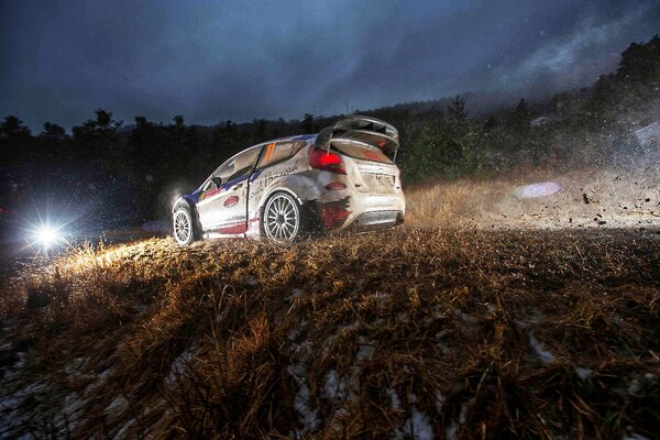 Abendliche Schlamm-Rallye auf einem Ford