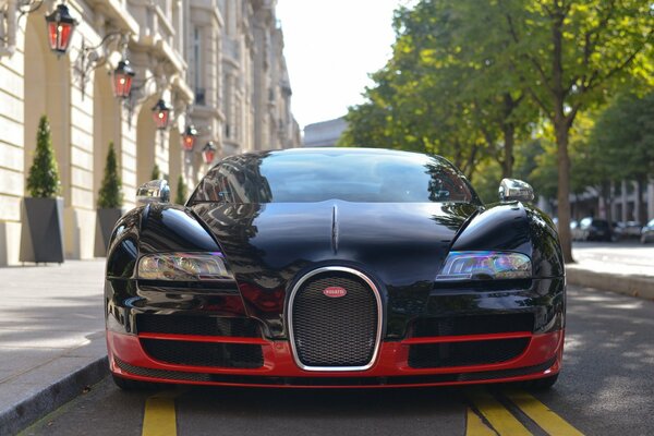 Bugatti veeron en el estacionamiento de la ciudad