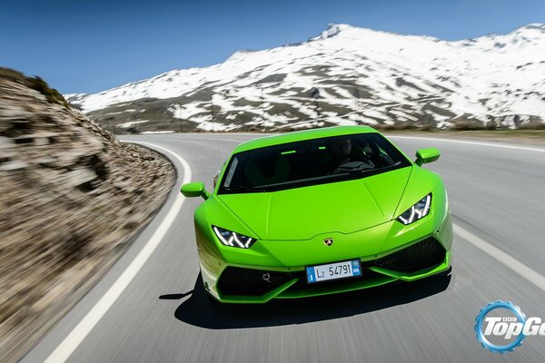 Wapno Lamborghini Huracan w zaśnieżonych górach