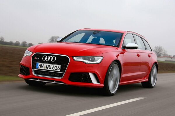 Audi RS6 rojo en el camino a la velocidad