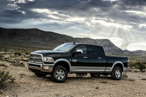 Pick-up sur fond de montagnes et de désert