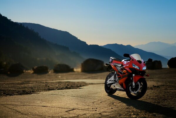 Honda Motorrad auf dem Hintergrund der Berglandschaft