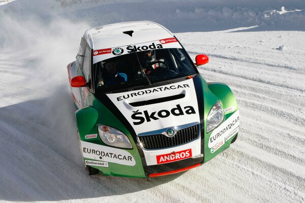 El deportivo Skoda Fabia entra en un giro nevado