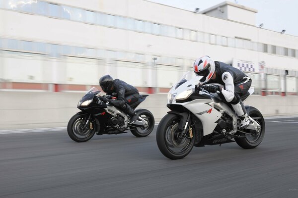 Hommes participant à la course de moto