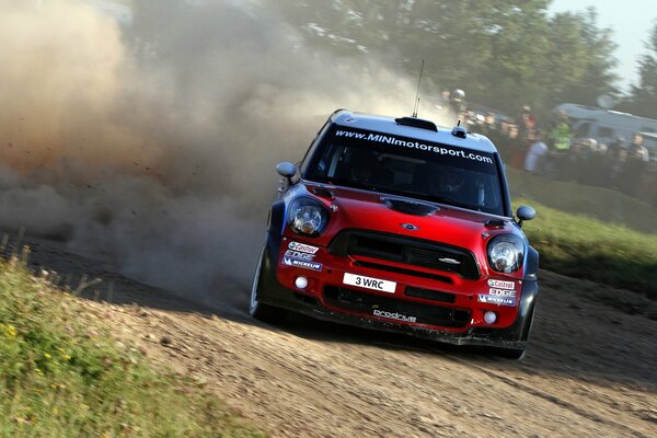 Das rote Auto der Marke mini cooper ist beim Rennen unterwegs