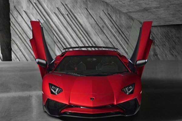 Lamborghini rojo con puertas elevadas