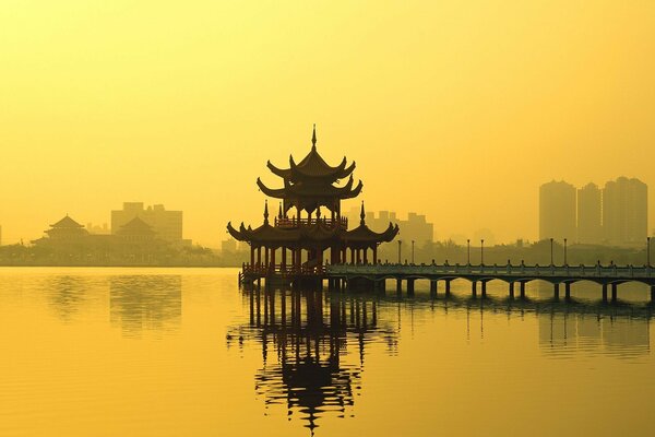 Bellissimo edificio sul lago a Taiwan