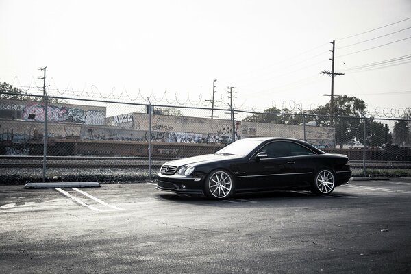 Automobile nera di Mercedes Benz SL55. Tuning