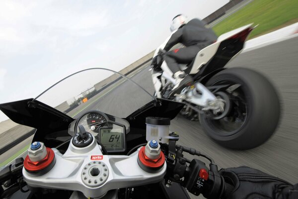 Exhibición de la motocicleta a la velocidad