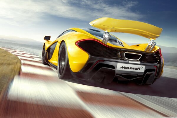 Supercar McLaren gialla in pista