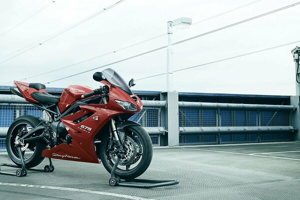 Czerwony motocykl triumph daytona 675