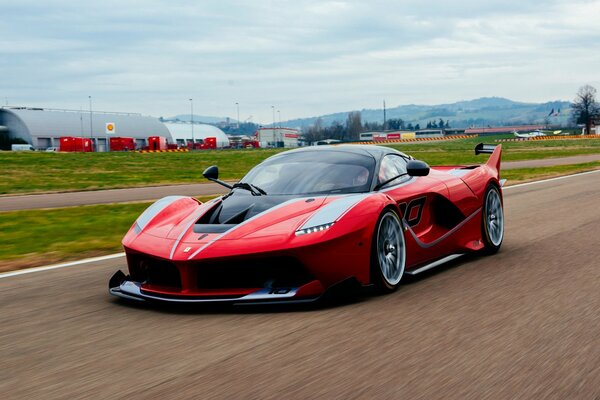 Roter Ferrari mit Spoiler auf der Straße