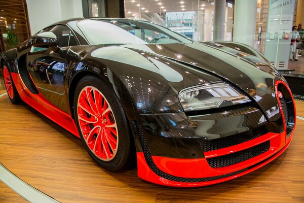 Negro Bugatti veyron en el salón del automóvil