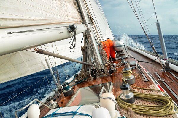 Wellenspritzer auf dem Deck einer Segelyacht