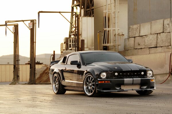 Ford Mustang 2008 en el fondo de la construcción