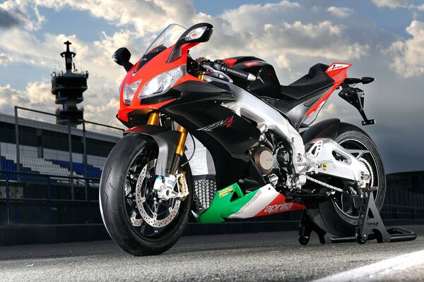 Sportbike Aprilia por la noche en el estadio