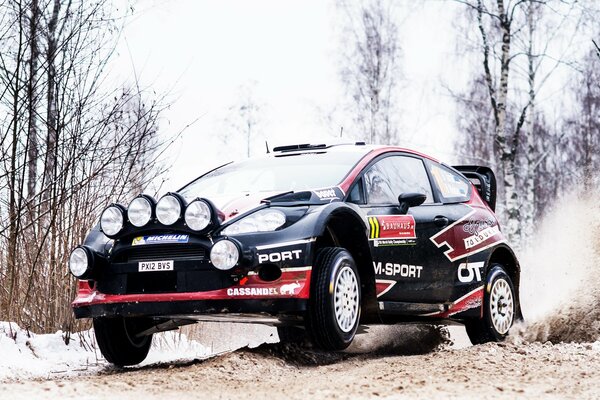 Ford fiesta negro participa en una carrera en la nieve