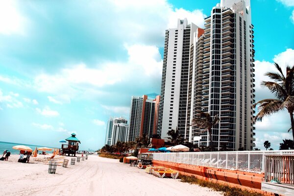 Rascacielos de Miami Beach en la playa junto al mar