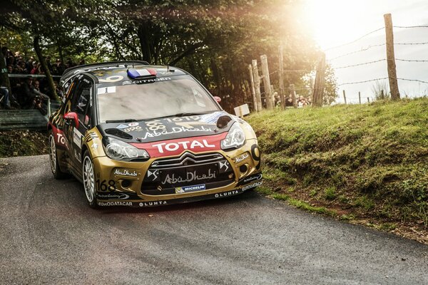 Citroen ds3 nero e oro che partecipa al Rally